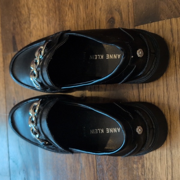 Women's Anne Klein black loafers with silver chain accent size 9M - Picture 4 of 5